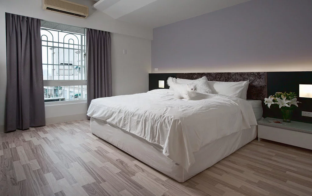 7bedroom-with-wood-floor