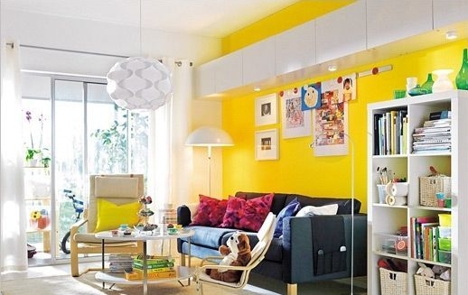 Tường nhà màu vàng chanh cũng có thể kết hợp với bộ ghế sofa màu đen nổi bật sẽ tạo cho không gian phòng khách trở nên ấn tượng