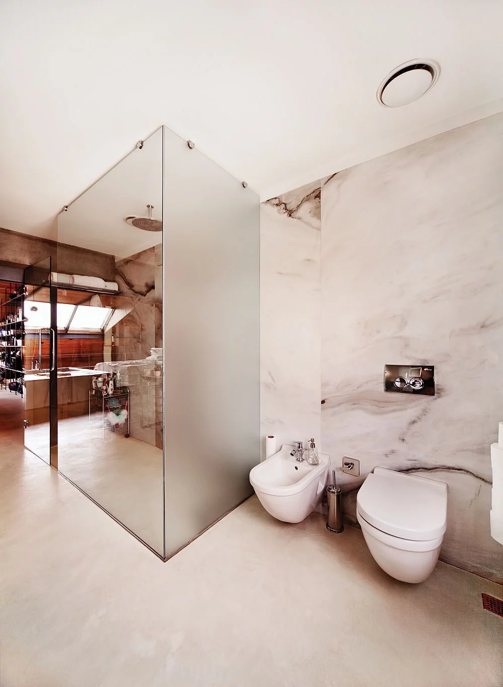 Modern-bathroom-with-a-glass-shower-area