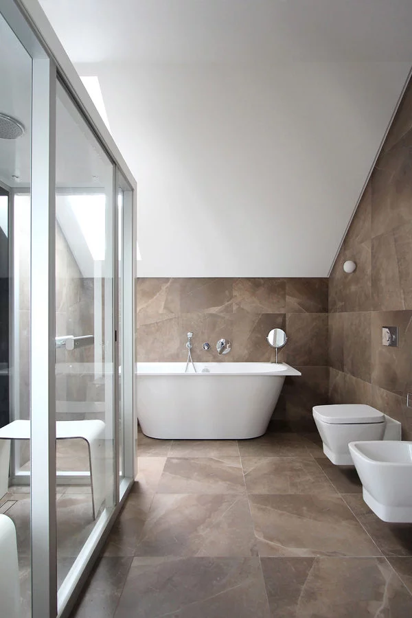 neutral-tiled-bath