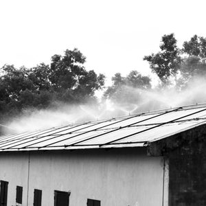 Chống nóng mái tôn nhà xưởng bằng máy phun nước tự động