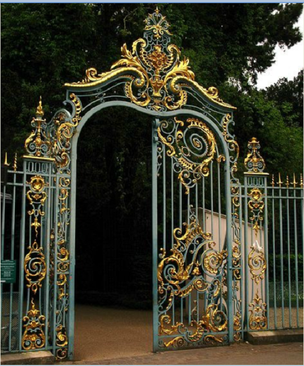 mẫu cửa cổng lâu đài phong cách hoàng gia