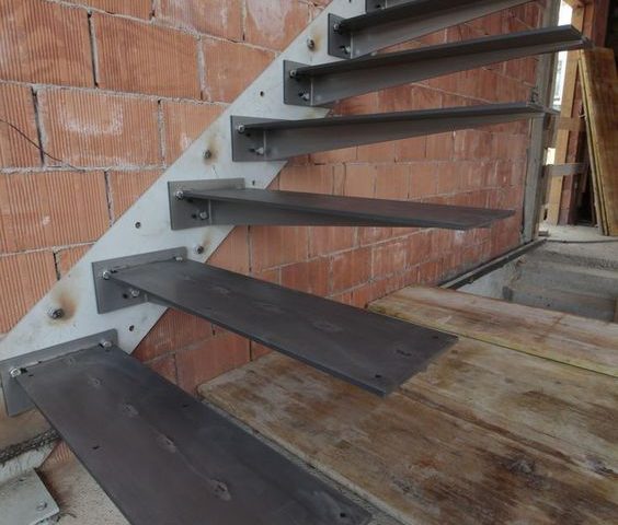Những lưu ý về cầu thang trong nhà, thông số cầu thang tiêu chuẩn và kết cấu thi công cầu thang sắt 9